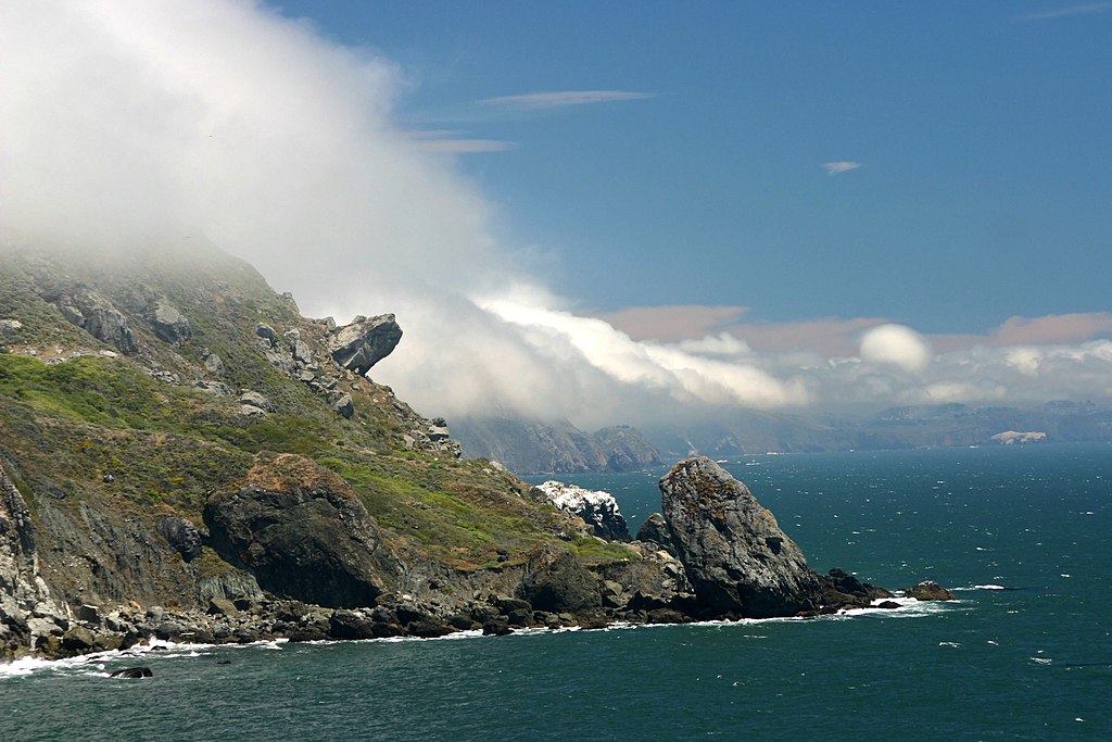 Mount Tamalpais State Park - Dramatic coastal cliffs with fog rolling in